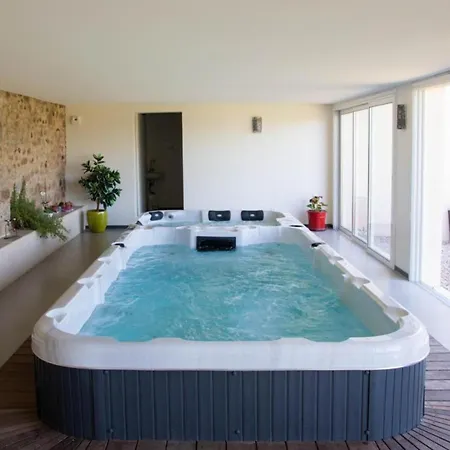 Spacieuse Avec Piscine Privee A 350 M² Et Sur Demande Villa