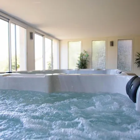 Spacieuse Avec Piscine Privee A 350 M² Et Sur Demande *