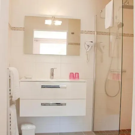 Spacieuse Avec Piscine Privee A 350 M² Et Sur Demande * Le Vigan (Lot)